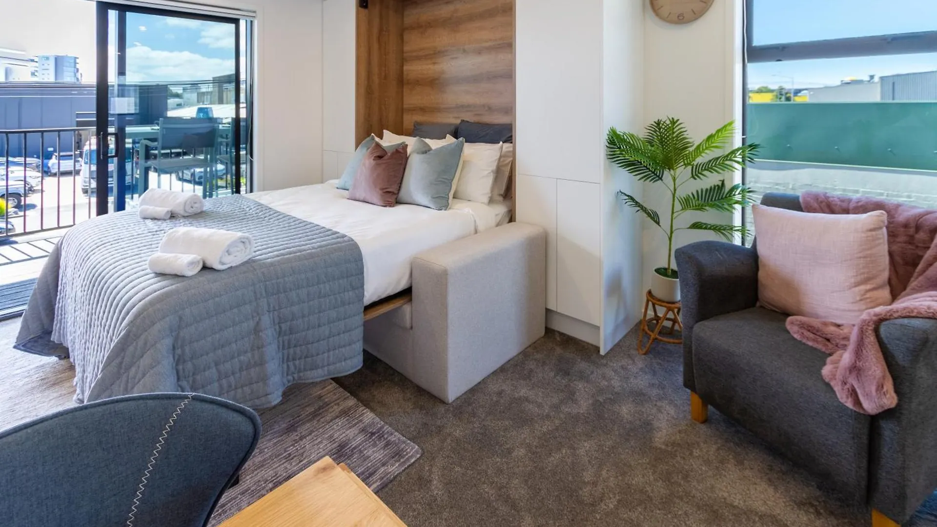 Apartment Studio Bliss: Explore From Wilmer St Christchurch New Zealand