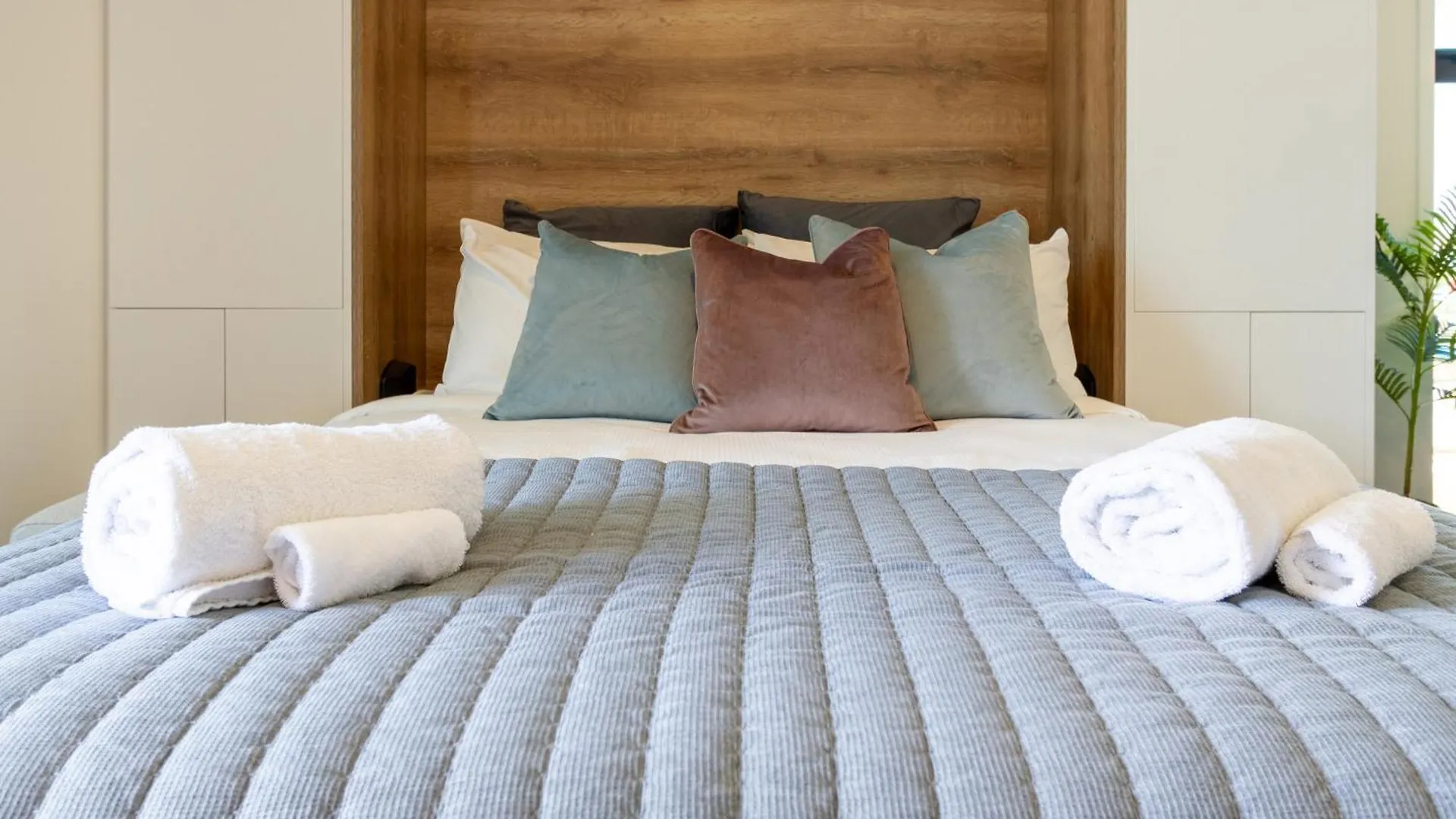 Studio Bliss: Explore From Wilmer St Christchurch Apartment
